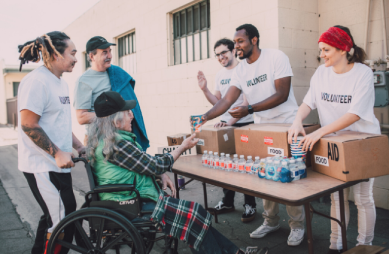 volunteers helping community 